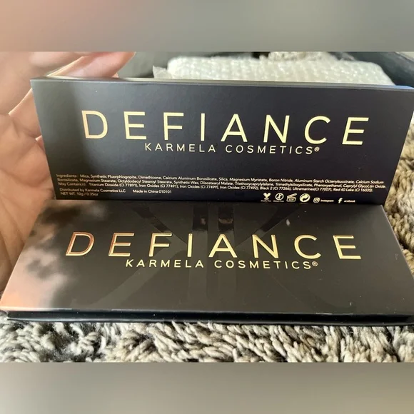 KARMELA COSMETICS 👁 Defiance Eyeshadow Palette - Picture 2 of 3